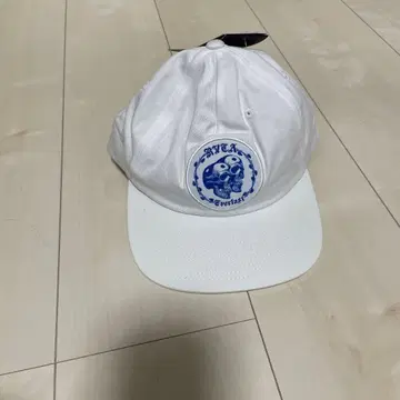 RVCA 스컬 프린트 캡 화이트