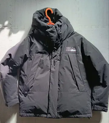 후드 부착 블랙 다운 자켓