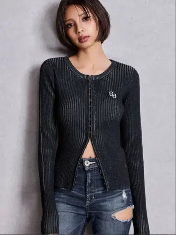 GYDA GG 플레이트 오픈 프론트 니트탑 블랙