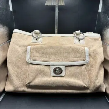 베이지 가죽 핸드백 프론트 포켓 부착