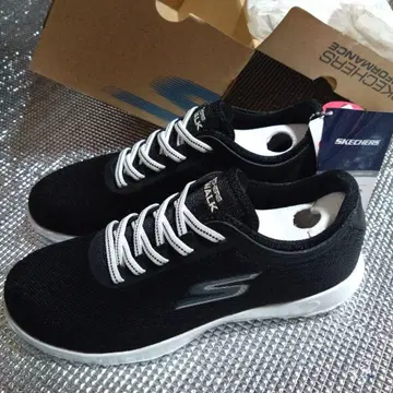 SKECHERS 블랙 스니커즈