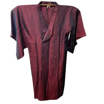 빨간색과 검은색 스트라이프 겉옷 버튼 포함