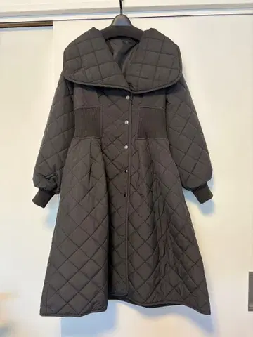 다크 그레이 퀼팅 다운 자켓