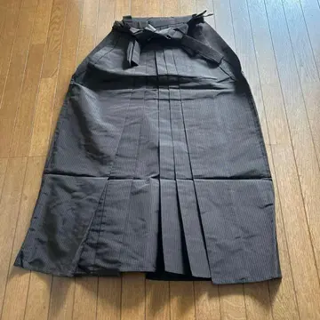 짙은 갈색과 검은색 스트라이프 하카마