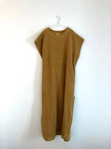 스트라스부르고 슬리브리스 롱 원피스 머스타드