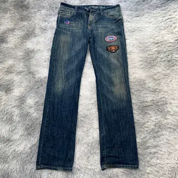 패치가 달린 다크 블루 데님