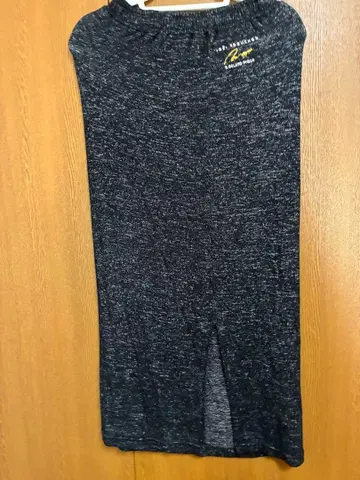 젤라또피케 x 조엘 로브숑 파우더 스커트 슬릿 포함