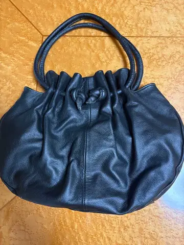 블랙 가죽 핸드백 개더 포함 CALAFATE 구매