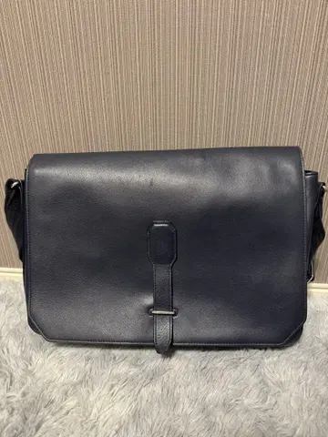 네이비 가죽 숄더백 던힐