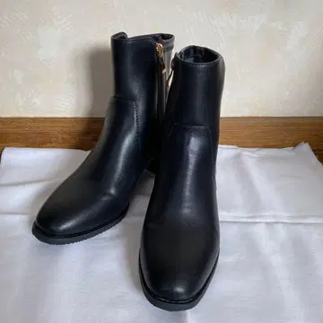 지퍼 달린 블랙 숏부츠