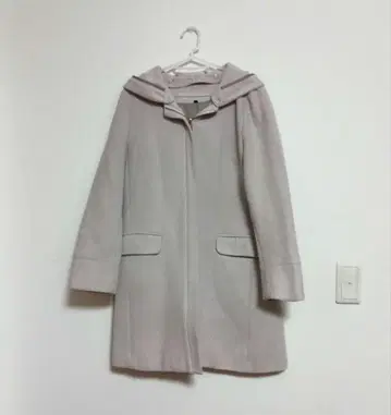 후드 부착 라이트 베이지 롱 코트