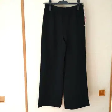 모리하나에 블랙 팬츠