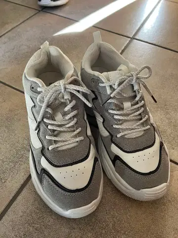 그레이/화이트 스니커즈