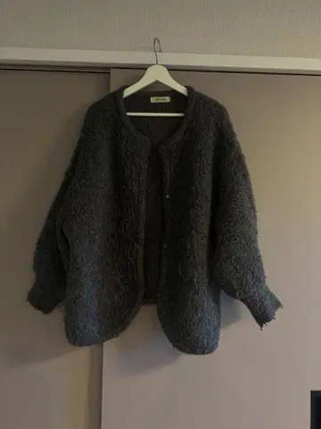 다크 그레이 볼륨 슬리브 니트 가디건