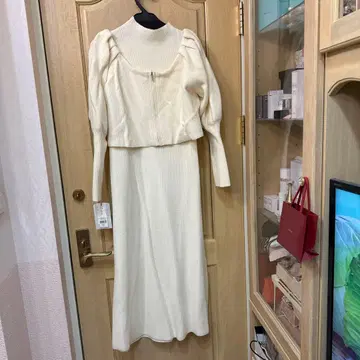 새상품 택 포함 셀포드 퍼프 슬리브 셋업 원피스 (아이보리)