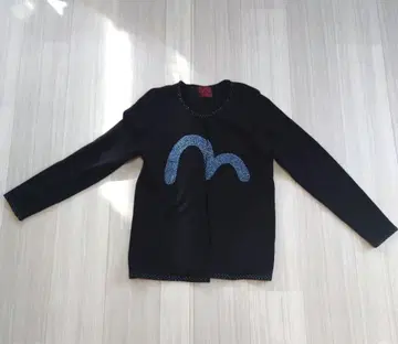 에비수 비즈 장식의 블랙 니트 스웨터