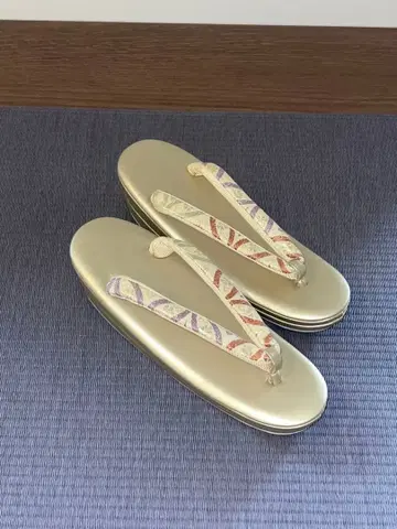 골드 컬러 꽃무늬 하나오 웨지솔 조리