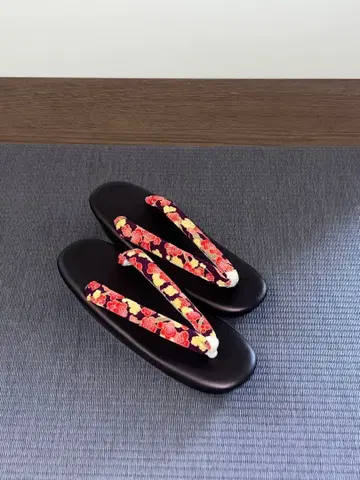 블랙 꽃무늬 조리 웨지솔