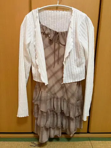 프릴 달린 베이지 계열 셋업