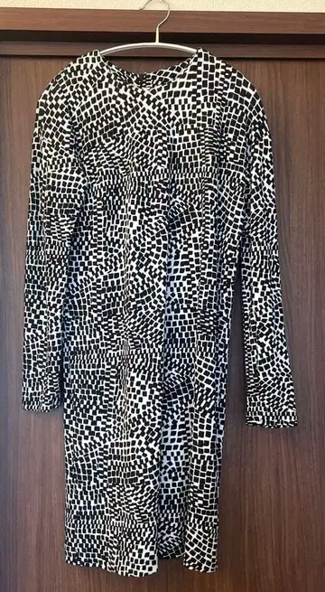 [ 새상품급 ] marimekko 흑백 패턴 스트레치 원피스