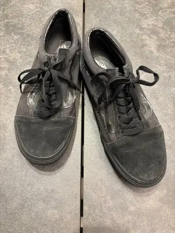 블랙 스웨이드 스니커즈 로우컷