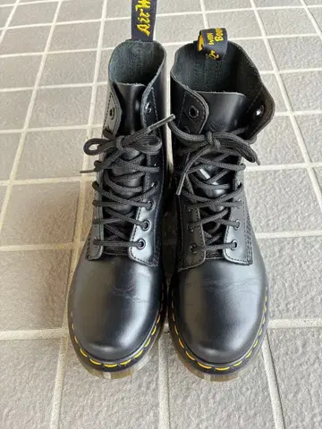 닥터마틴 8홀 부츠 블랙 UK4