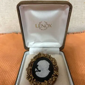 LENOX 카메오 브로치 블랙 앤 화이트