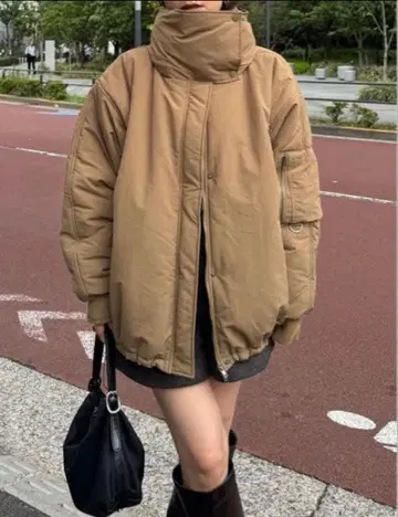 Eongul Monster 패딩 재킷 베이지 02