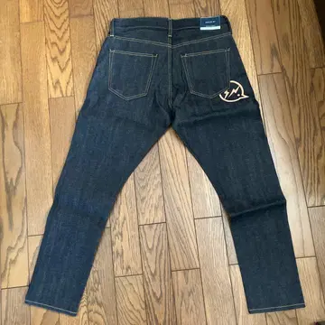 DENIM BY VANQUISH & FRAGMENT 테이퍼드 데님 팬츠