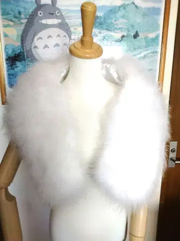 화이트 보아 퍼 원단 새틴 장식 포함