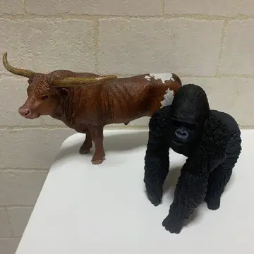 슐라이히 롱혼 소와 고릴라 피규어 세트