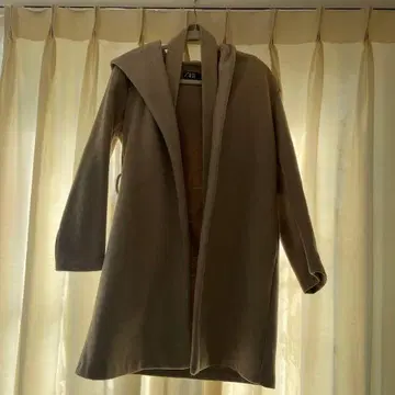 ZARA 베이지 후드 부착 코트