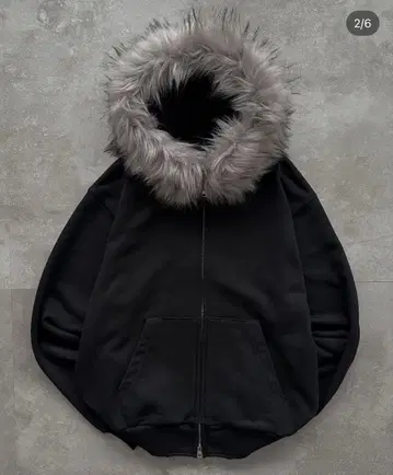 EPNK 퍼 달린 블랙 집업 후드티