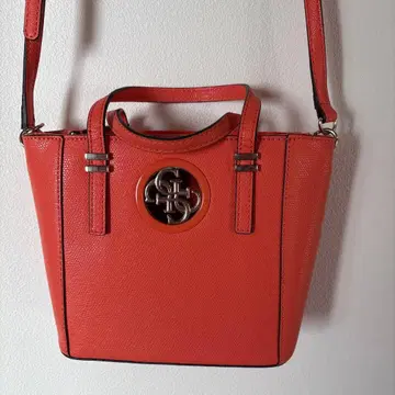 GUESS (게스)의 숄더백/미니 토트백입니다.