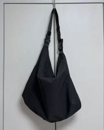 UNIQLO U 메신저 숄더백