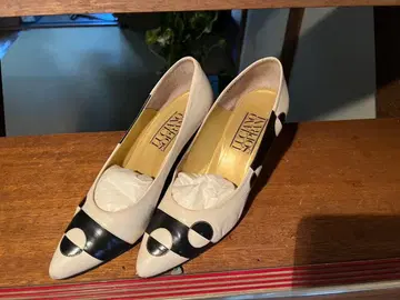 [ 발송 2월말 ] Luciano Soprani 하이힐 펌프스 화이트