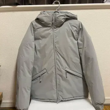 GU 그레이 후드 부착 다운 자켓