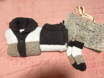 룸웨어 세트 (가디건, 팬츠, 양말)