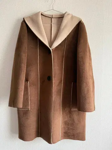 브라운 후드 부착 무스탕 코트