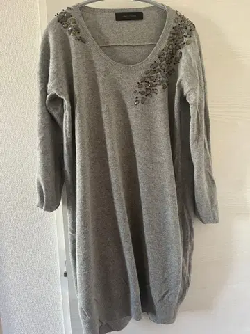 비즈 장식 그레이 니트 원피스