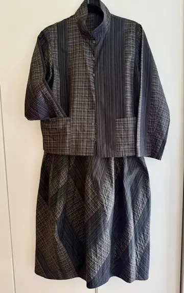 요건 레일 블랙 계열 스트라이프 패턴 셋업