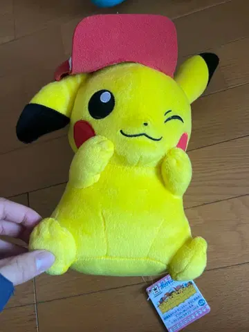 피카츄 봉제 인형 빨간색 모자 포함