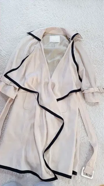 그레이스 콘티넨탈 베이지 블랙 트리밍 랩 코트