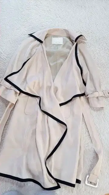 그레이스 콘티넨탈 베이지 블랙 트리밍 랩 코트