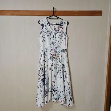 꽃무늬 슬리브리스 무릎 기장 원피스