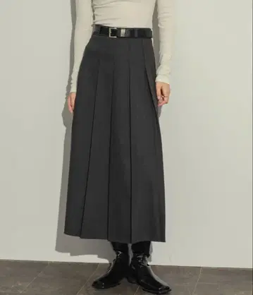 NEUNA 클래식 플리츠 미디 스커트