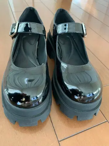 ZARA 에나멜 스트랩 슈즈 트랙 밑창 메리 제인 통굽 블랙