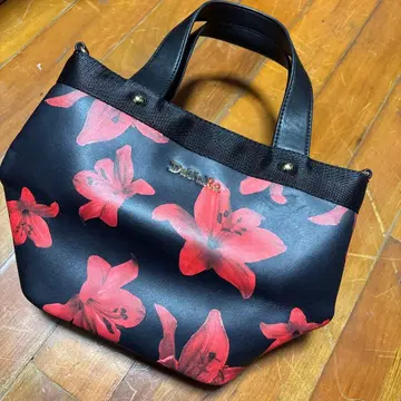 빨간색 백합 패턴 핸드백 datura