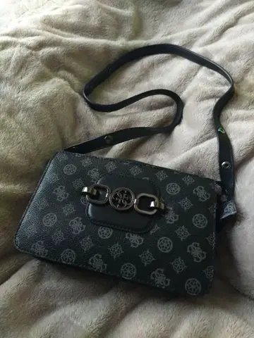 GUESS 숄더백 블랙 로고 프린트