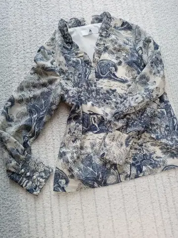 반값 이하 프릴 블라우스 셔츠 긴팔 네이비와 화이트 패턴 토알 드 주이풍